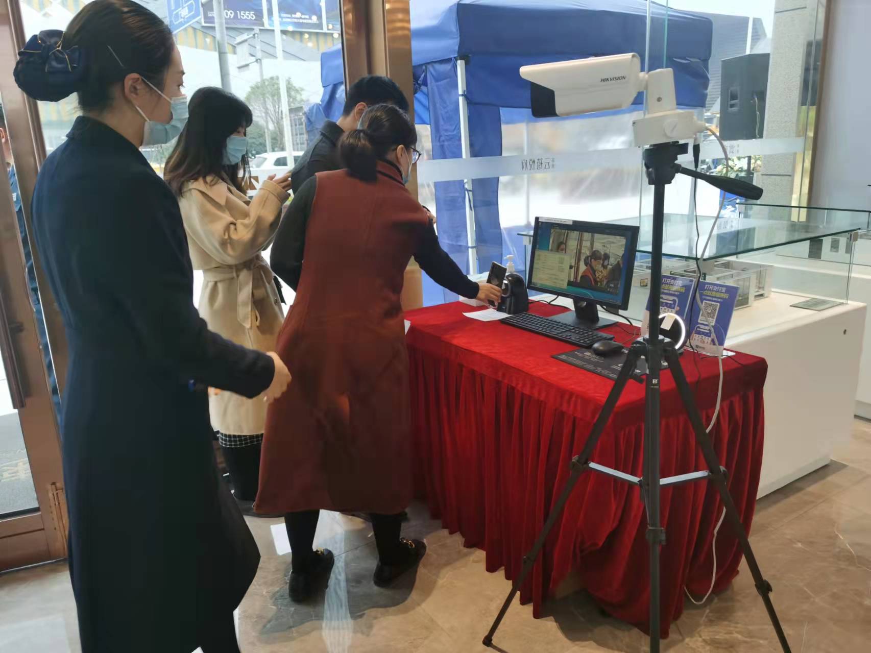 1639384567286420.jpg 圖為展廳內防疫工作開展2.jpg