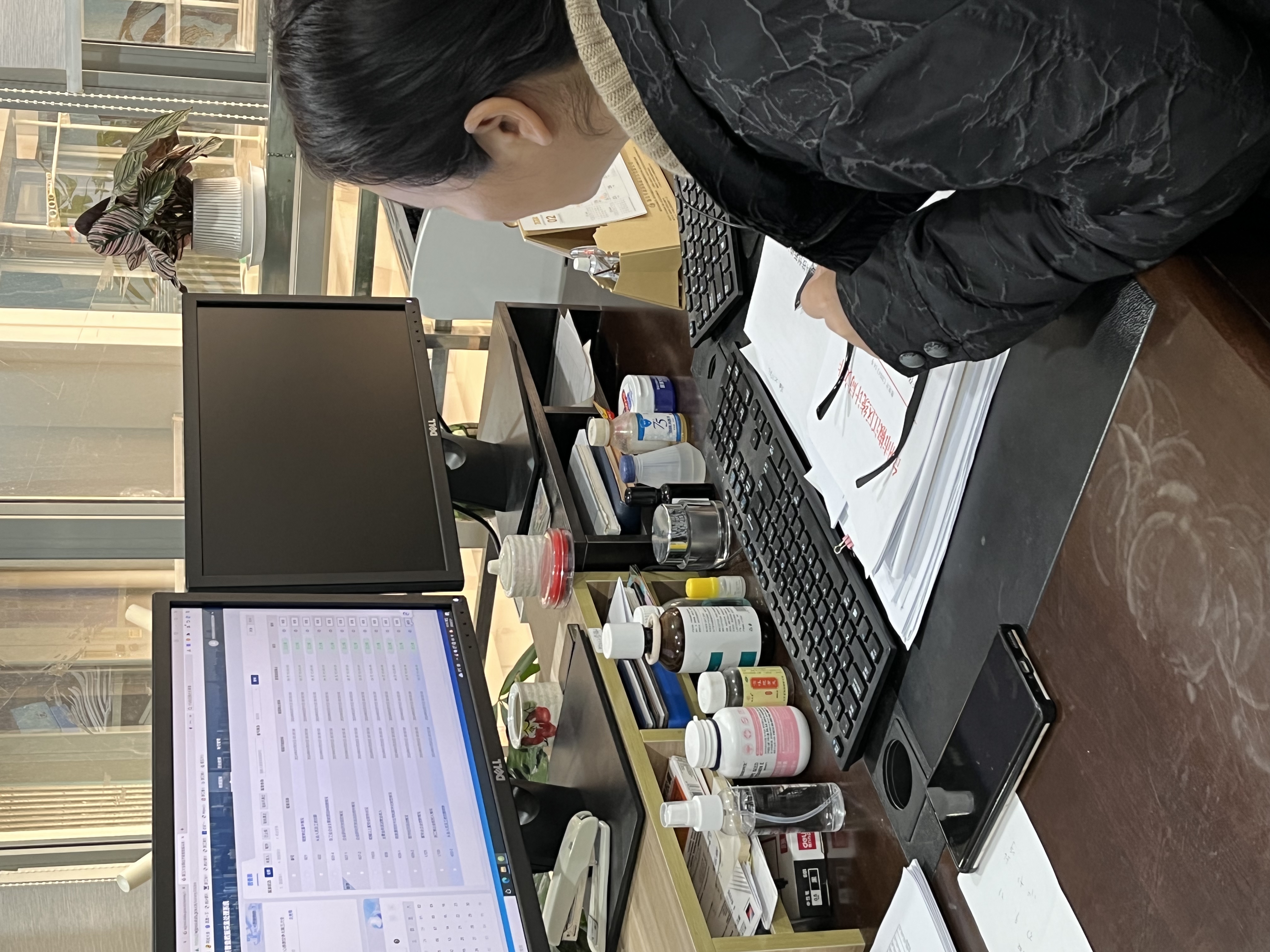 1709276879273195.jpg 工作人員在填報五經普數據2.jpg